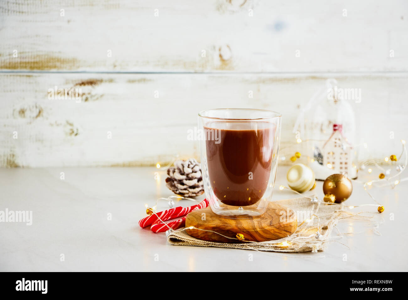 Weihnachtsschmuck Hintergrund mit heißem chocoate. Weihnachten festliche Stimmung Stockfoto