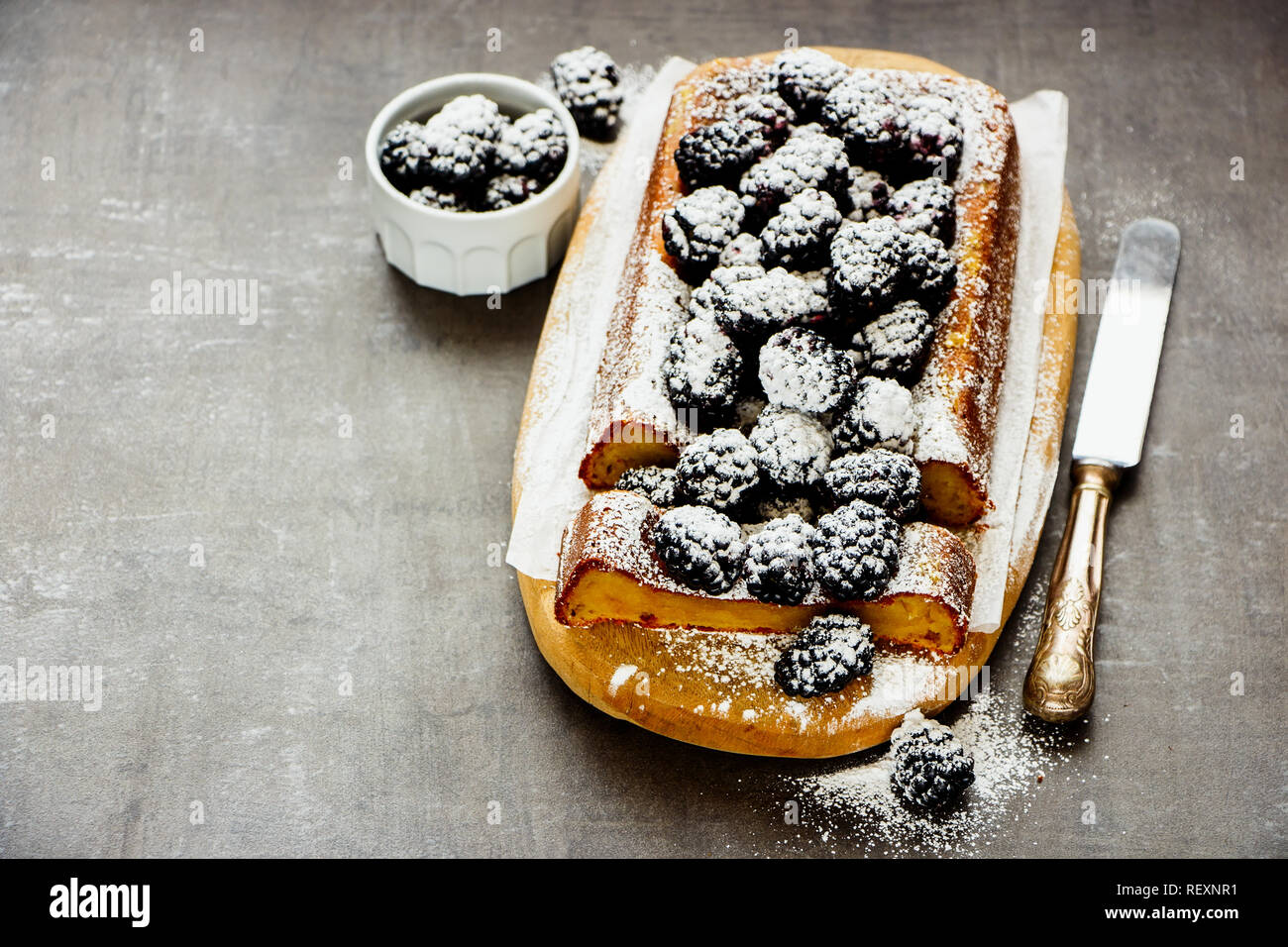 Hausgemachte Kuchen mit Blackberry und Puderzucker für Urlaub in der Nähe von Stockfoto