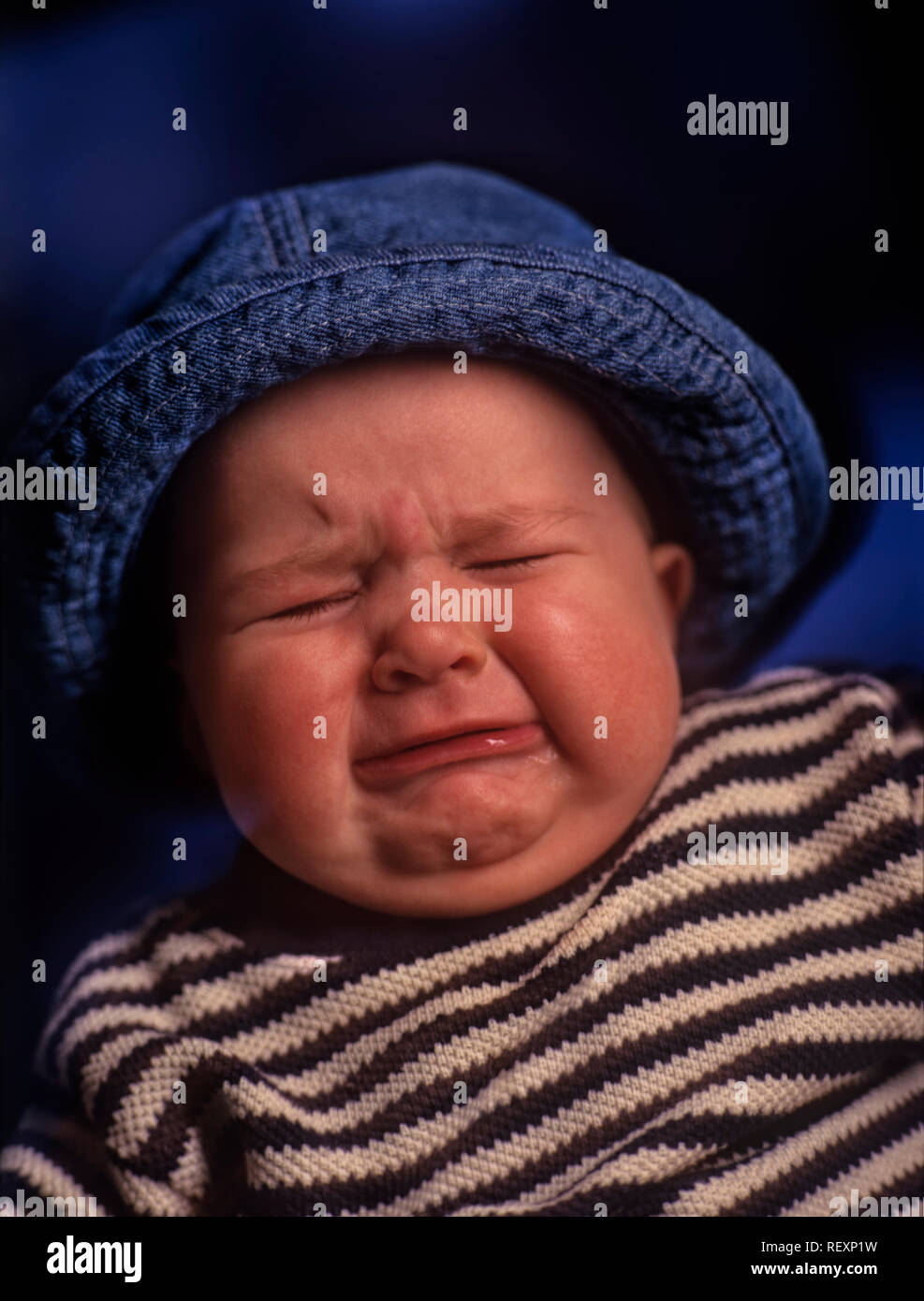Eine Nahaufnahme eines umgekippten und weinendes Gesicht des Kindes einen Hut tragen, Stockfoto