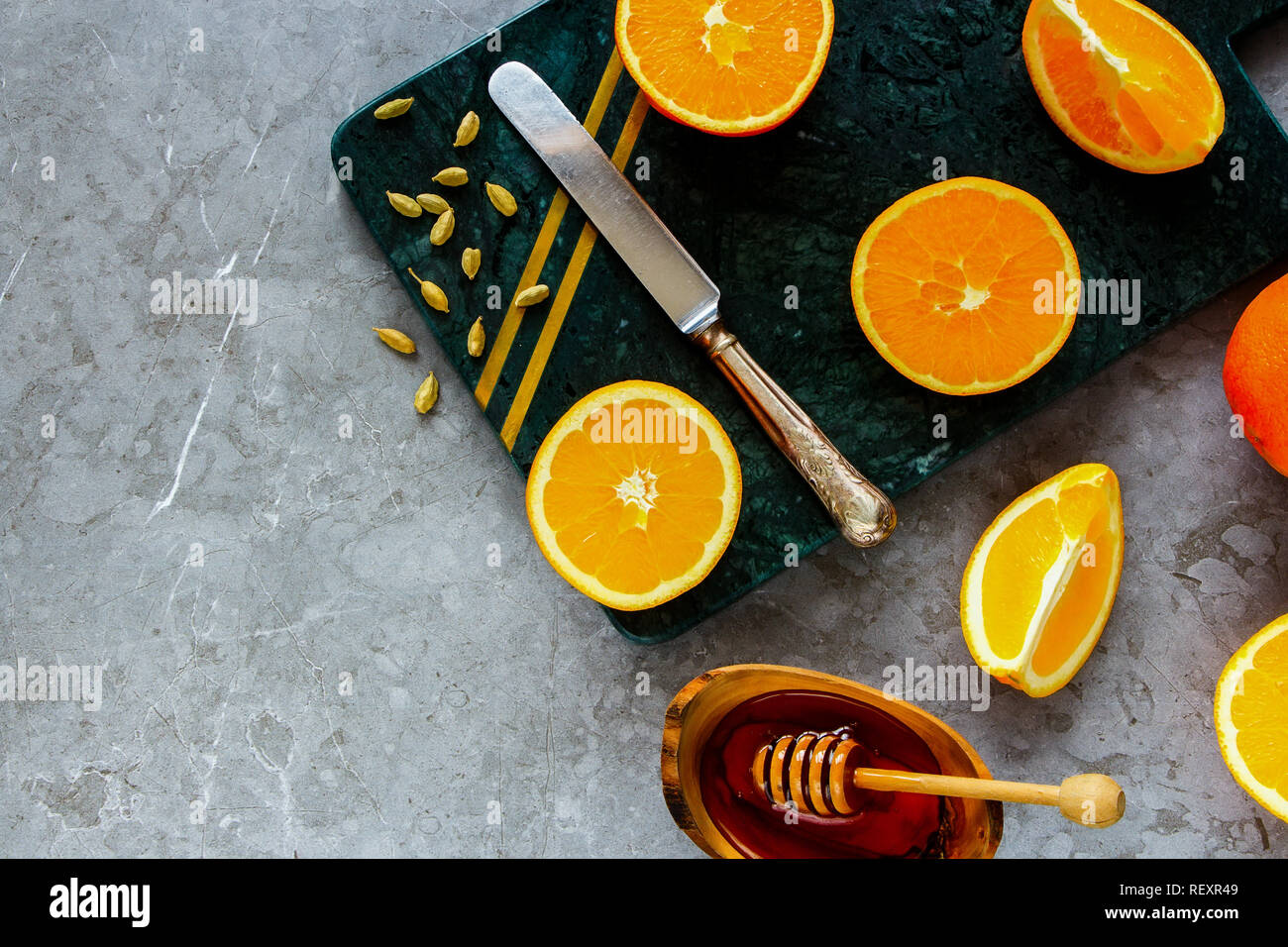 Die natürlichen heißen Getränk. Flach von Orangen, Honig und Gewürzen. Gesunde Getränke Stockfoto