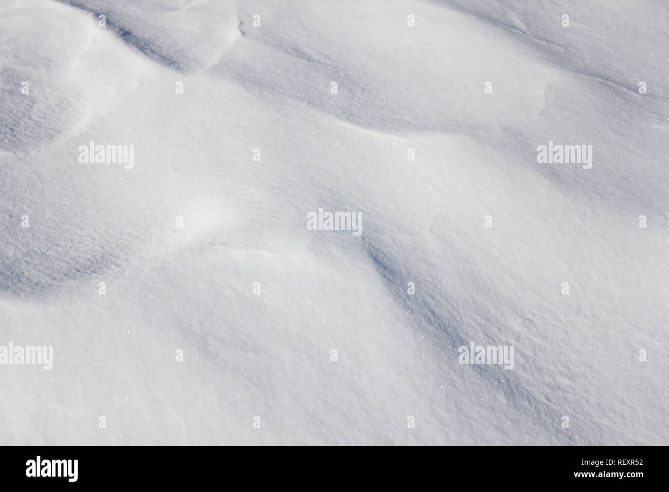 Nahaufnahme von schneeverwehungen an einem sonnigen Tag Stockfoto