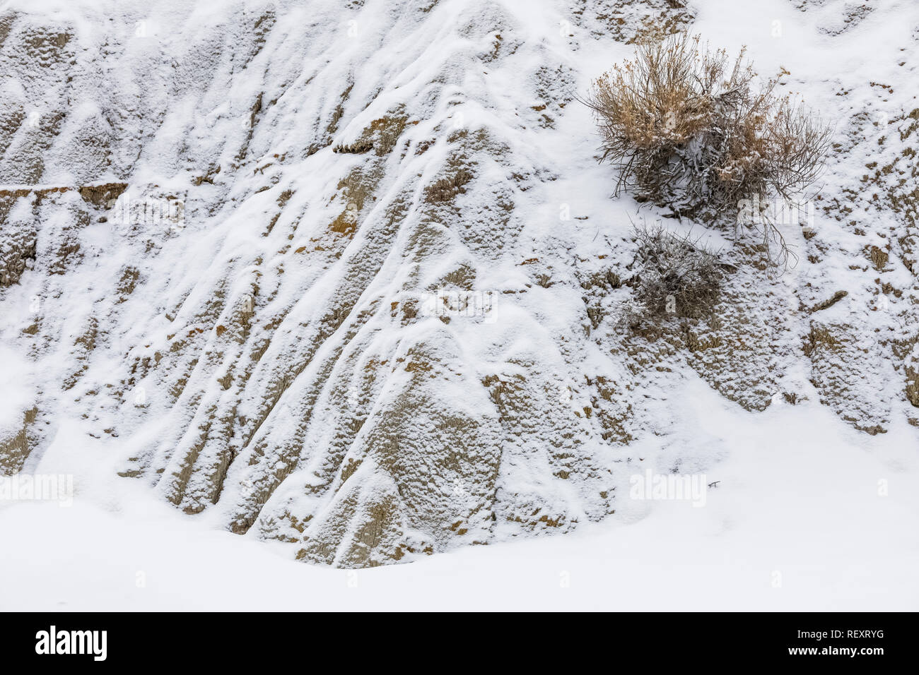 Erosional Formationen der sedimentären Felsen und Ton auf einem verschneiten Novembertag im Süden von Theodore Roosevelt National Park, North Dakota, USA Stockfoto