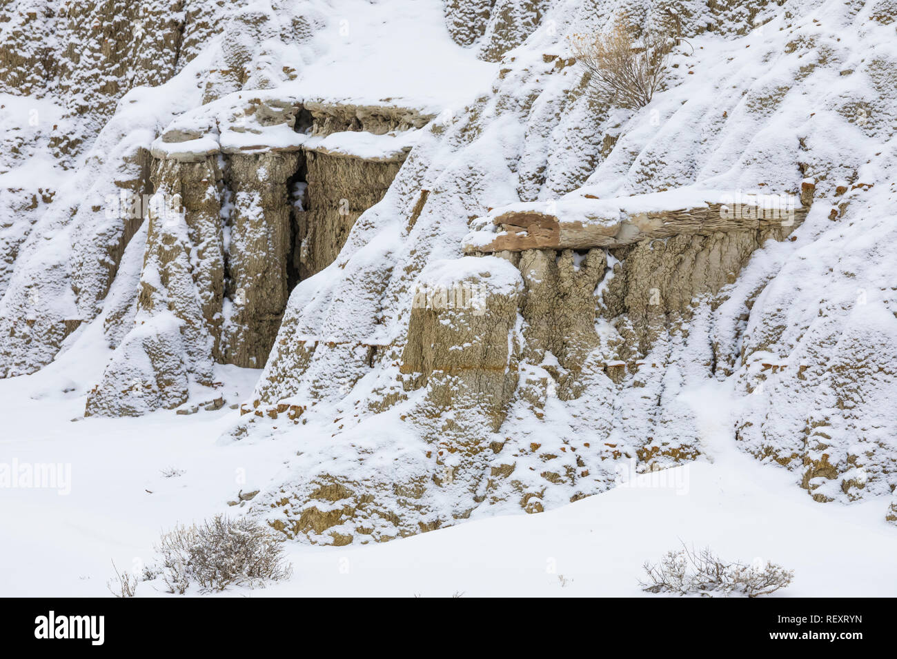 Erosional Formationen der sedimentären Felsen und Ton auf einem verschneiten Novembertag im Süden von Theodore Roosevelt National Park, North Dakota, USA Stockfoto