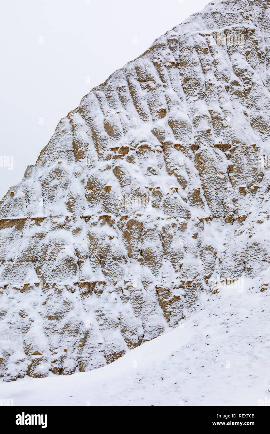 Erosional Formationen der sedimentären Felsen und Ton auf einem verschneiten Novembertag im Süden von Theodore Roosevelt National Park, North Dakota, USA Stockfoto
