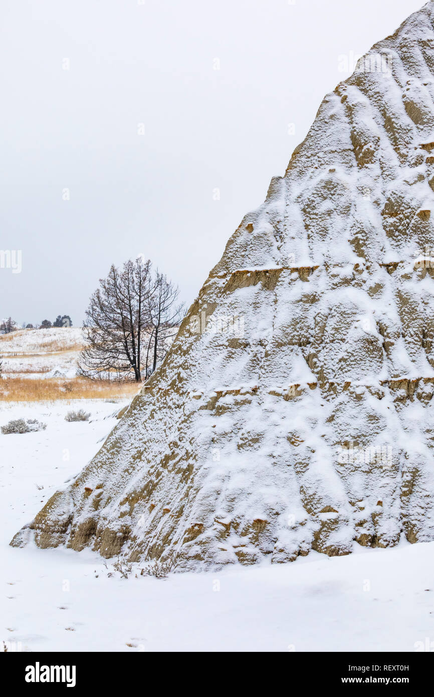 Erosional Formationen der sedimentären Felsen und Ton auf einem verschneiten Novembertag im Süden von Theodore Roosevelt National Park, North Dakota, USA Stockfoto