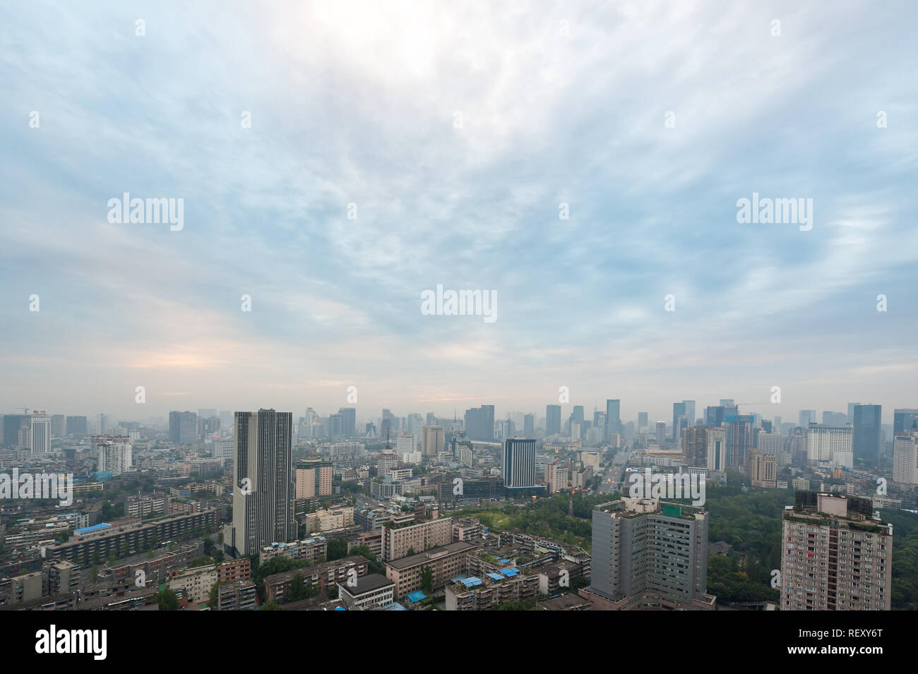 Chengdu, Provinz Sichuan, China - 21.August 2015: Chengdu skyline Luftbild mit einem bewölkten Himmel Stockfoto