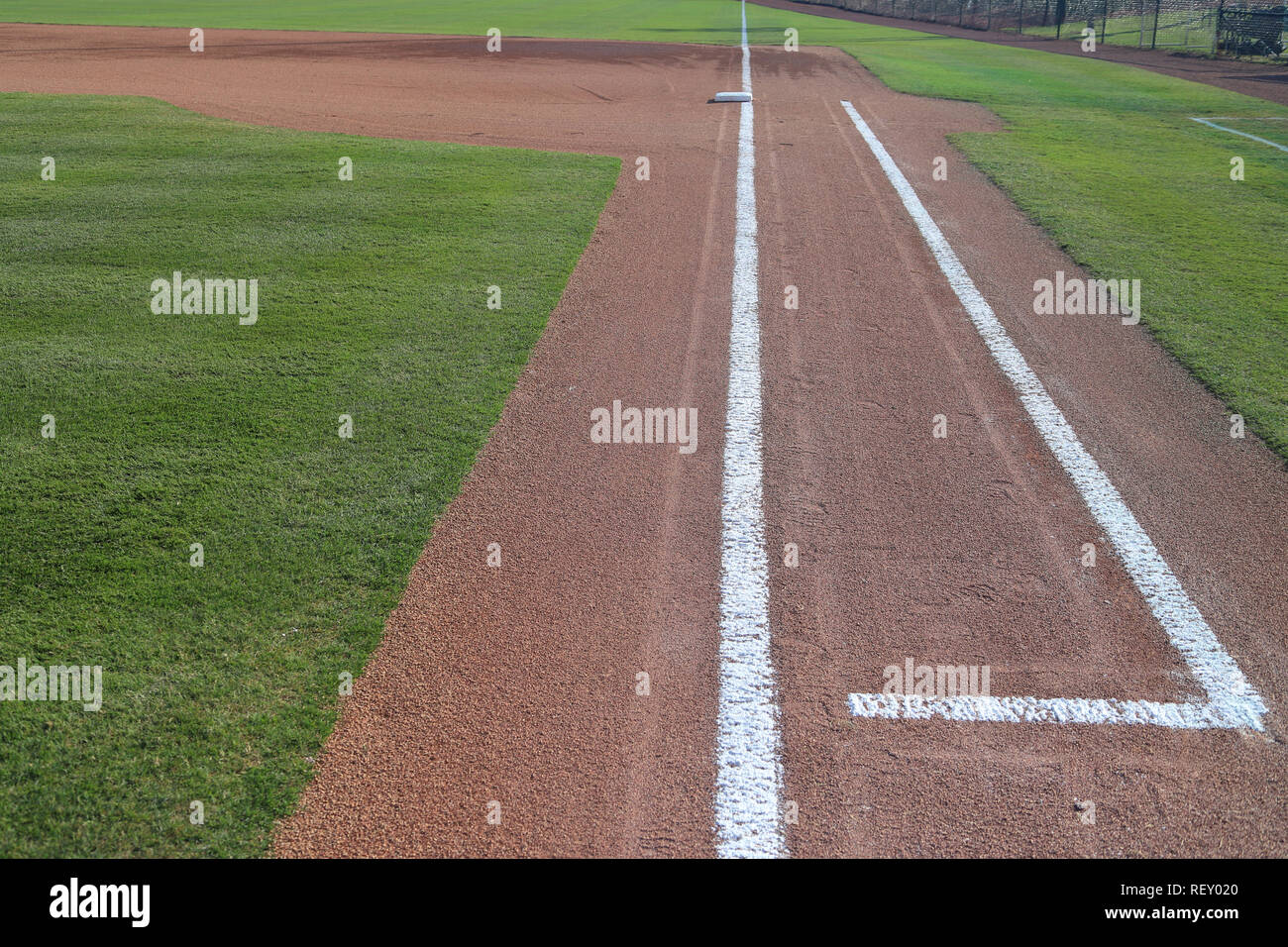 Baseball Feld 1. base coaches Box mit frischem Gras und Kreide Linien Stockfoto