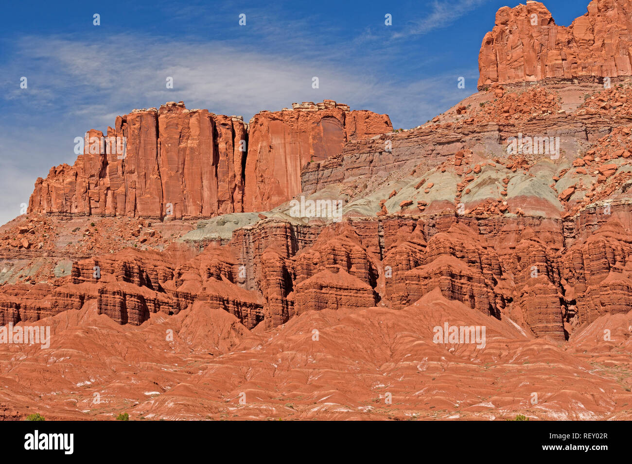 Dramatische rote Felsen und Formationen, die in der Wüste Capit 0 l Reef National Park in Utah Stockfoto