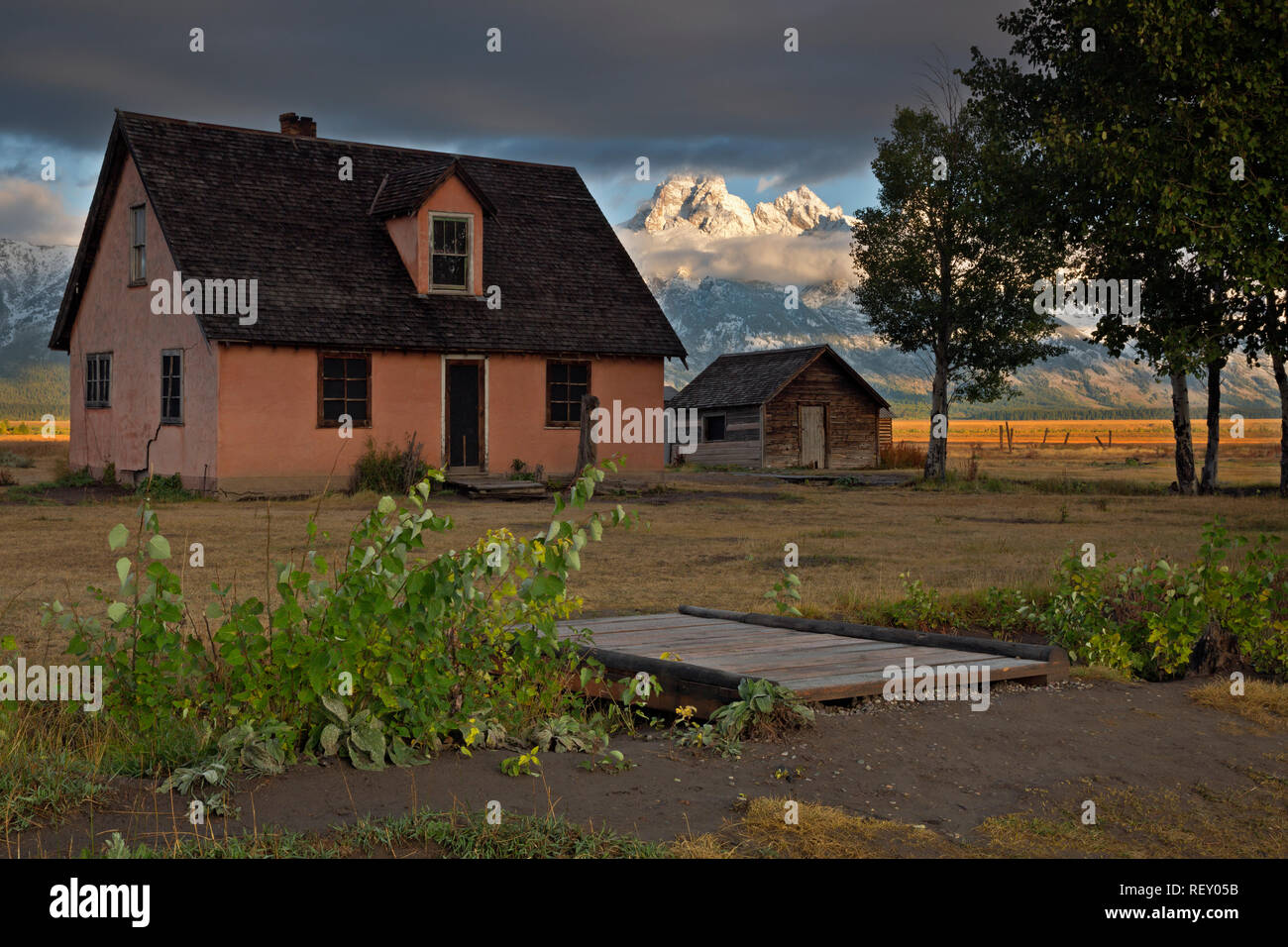 WY 02891-00 ... WYOMING - Das rosa Haus, ein altes Bauernhaus auf historischen Mormon Zeile in den frühen Morgenstunden im Grand Teton National Park. Stockfoto