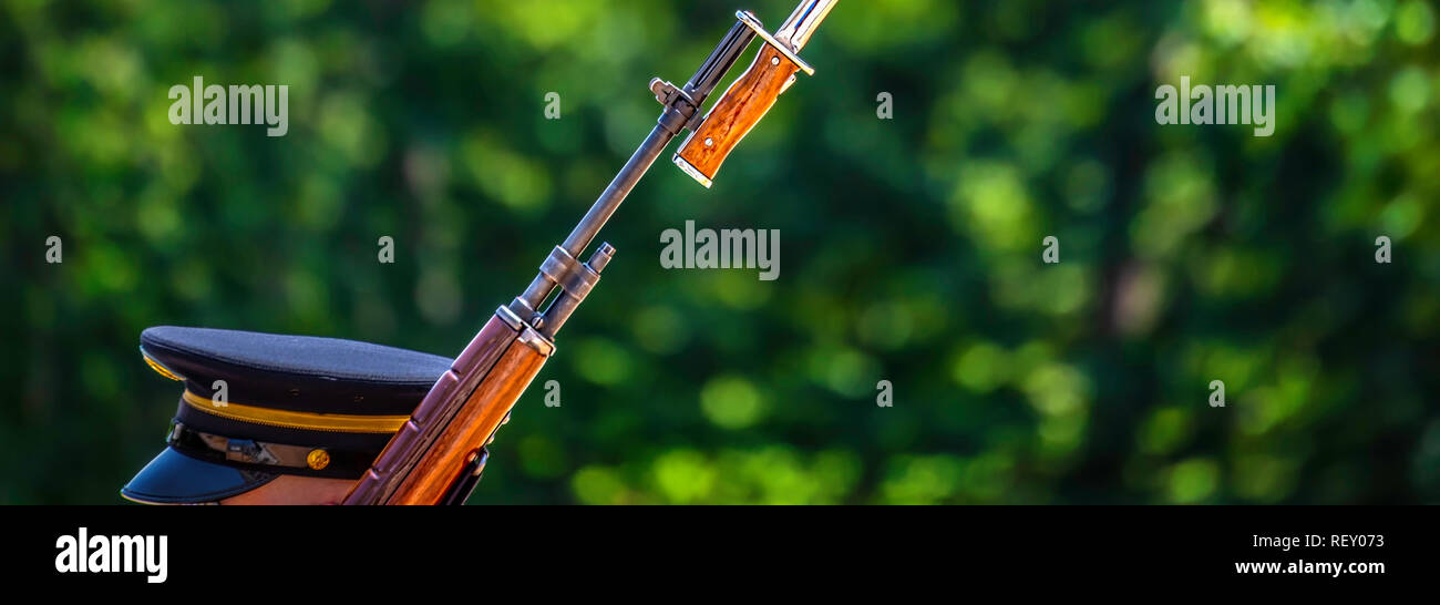 Der Kopf und der Hut eines US Army Soldat sein Gewehr auf Wache. Stockfoto