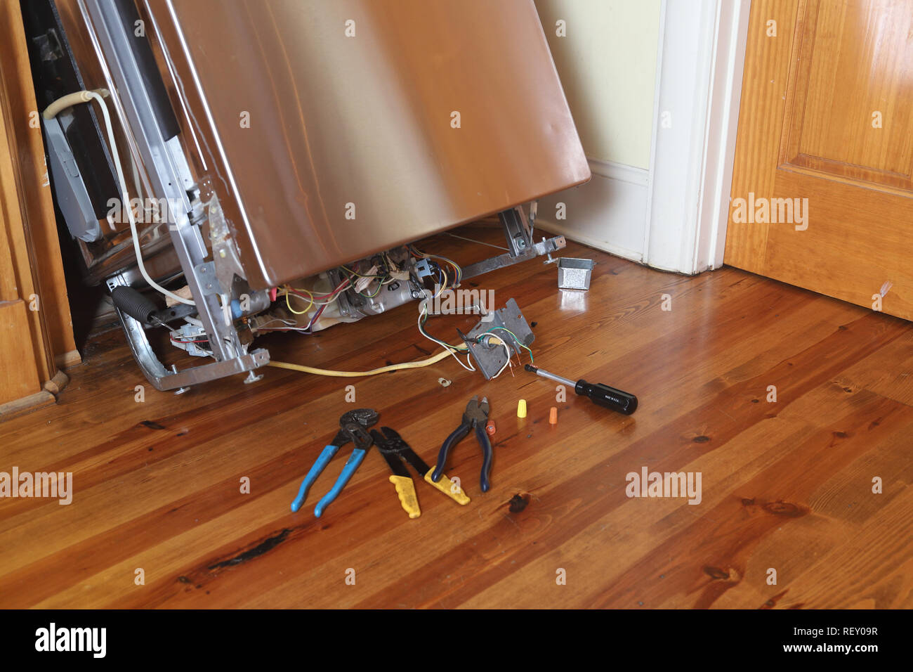 Defekte Spülmaschine in einem Haus repariert Stockfoto