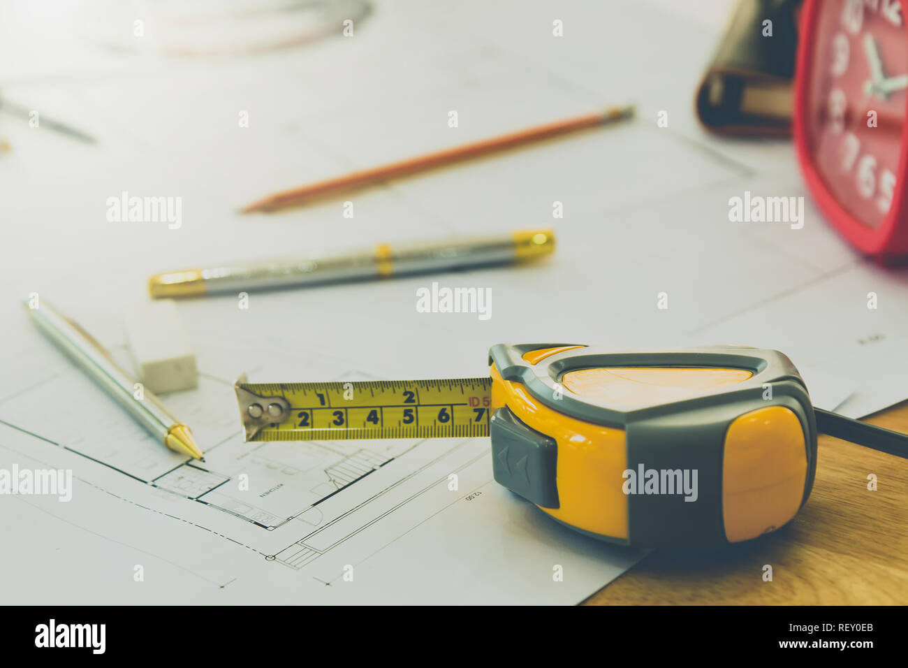Messwerkzeug mit Kugelschreiber und Bleistift auf Blueprint, architektonische Konzept Stockfoto