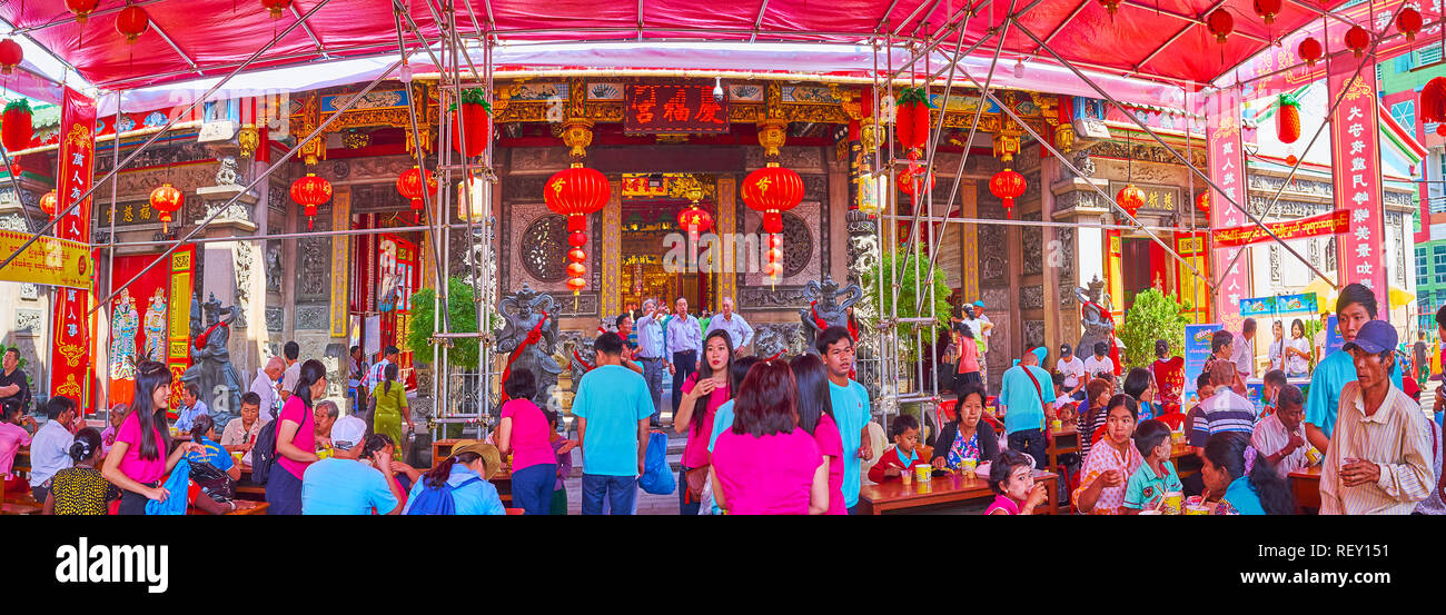 YANGON, MYANMAR - Februar 17, 2018: Die Besucher der Kheng Hock Keong Tempel auf das kostenlose Abendessen durch das chinesische Neujahr (Frühlingsfest), Februar Stockfoto