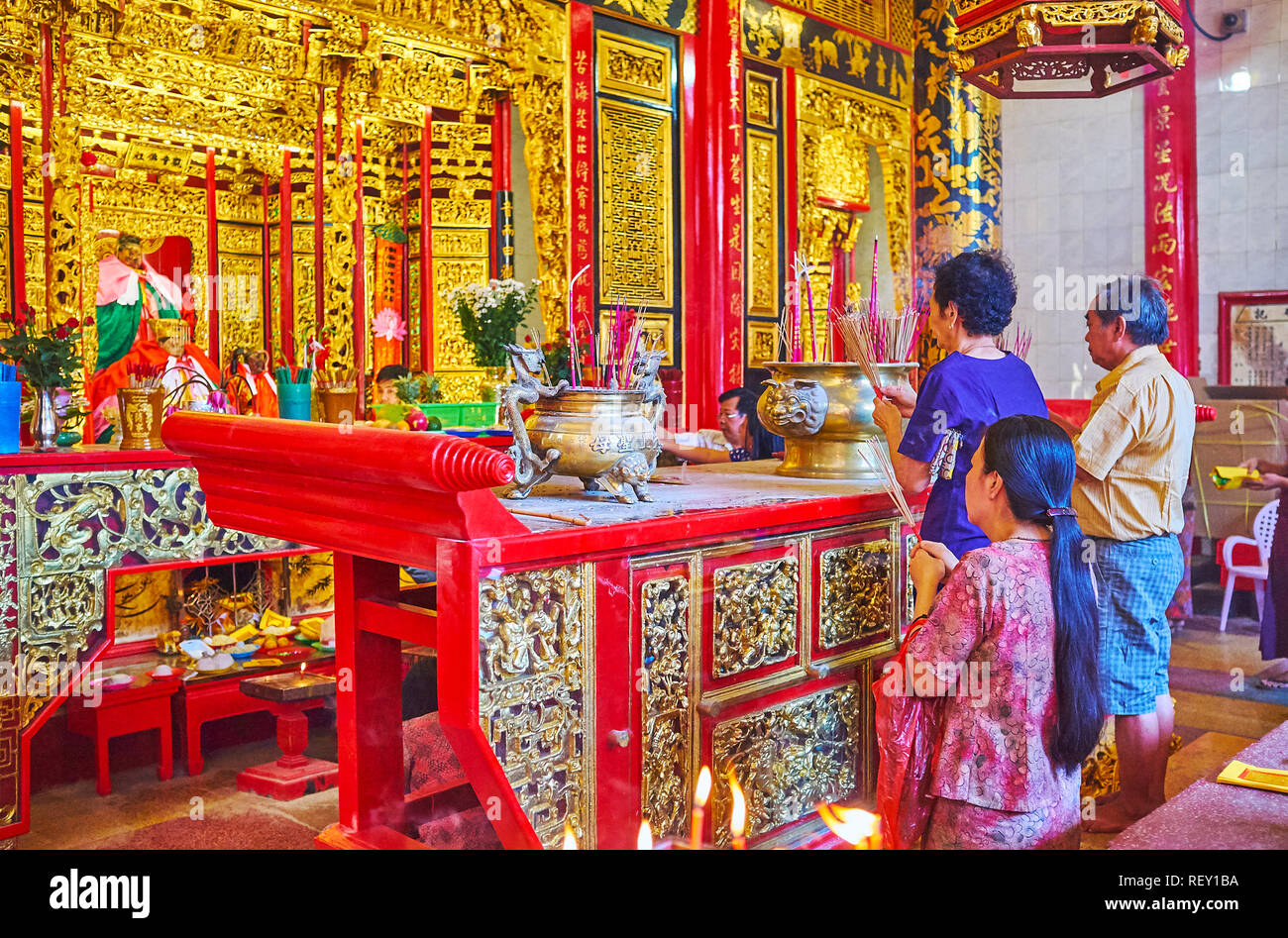 YANGON, MYANMAR - Februar 17, 2018: Unter den Touristen und Einheimischen, die älteste Stadt Kheng Hock Keong (Qingfu) Tempel der Göttin Mazu beliebt ist, Stockfoto