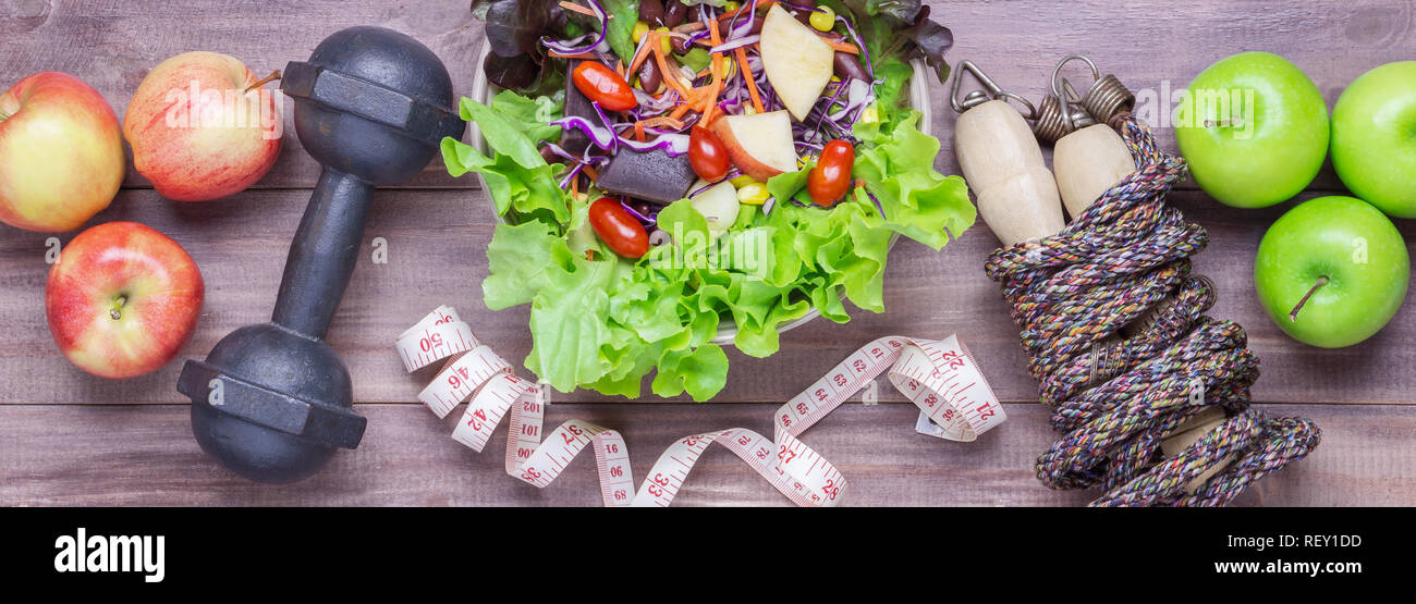 Blick von oben auf die gesunde Lebensweise Konzept, sport Anlagen und frische Lebensmittel auf Holz Hintergrund. Web Banner. Stockfoto