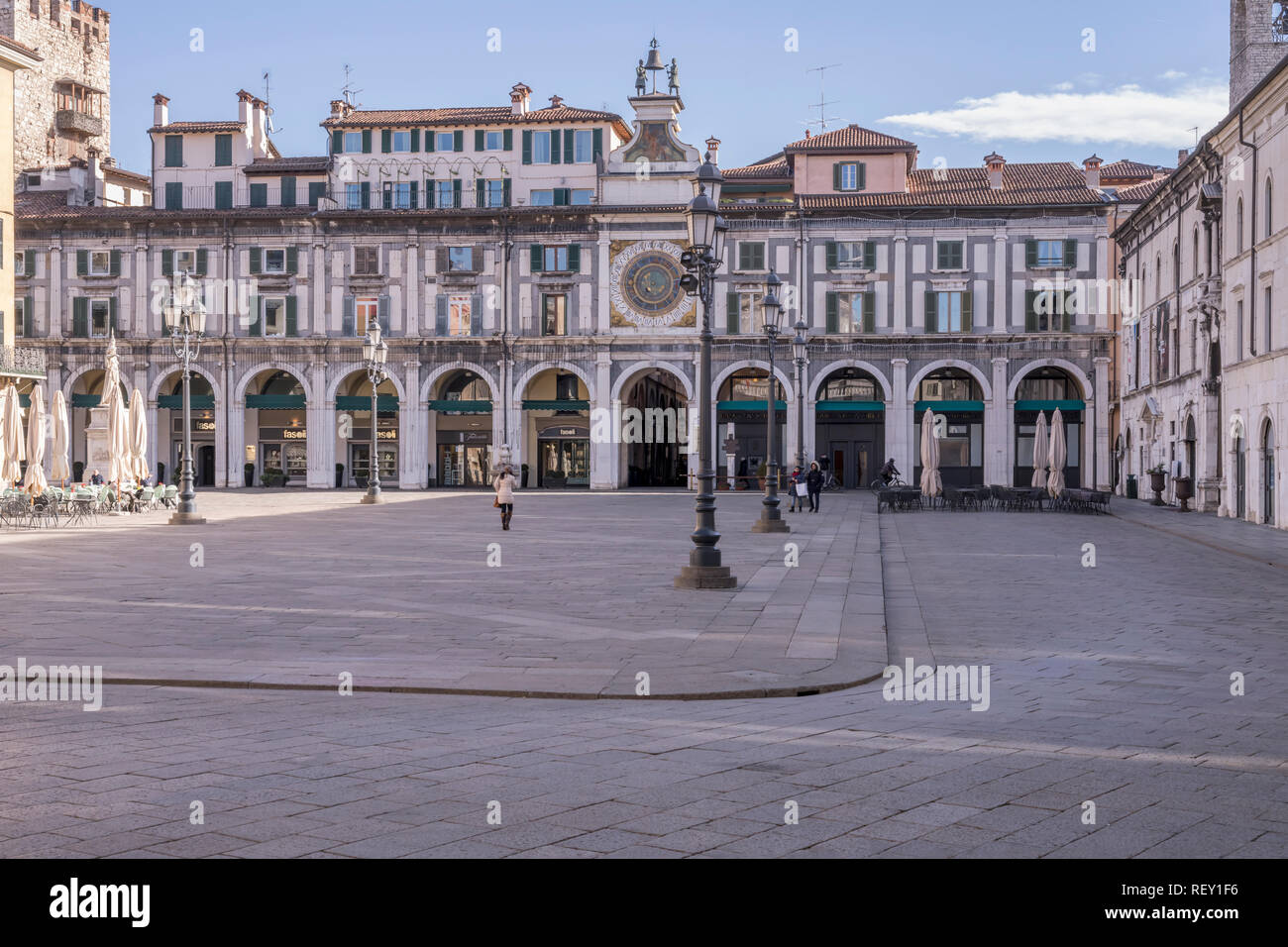 BRESCIA, ITALIEN - Januar 30: helle Winter Sonne hellt alten Fassaden auf zentralen Loggia Platz der historischen Stadt, in hellen winter Licht auf Jan Schuß Stockfoto