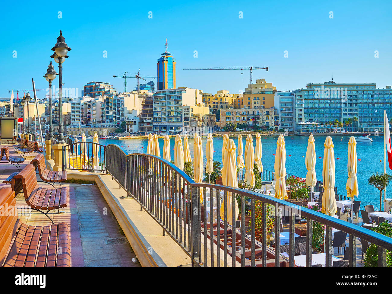 Seaside Tower Road von St. Julian's ist schöner Ort für die Erholung auf der Bank, wählen Sie einige schöne Küsten Restaurant und die Aussicht auf Balluta B genießen Stockfoto