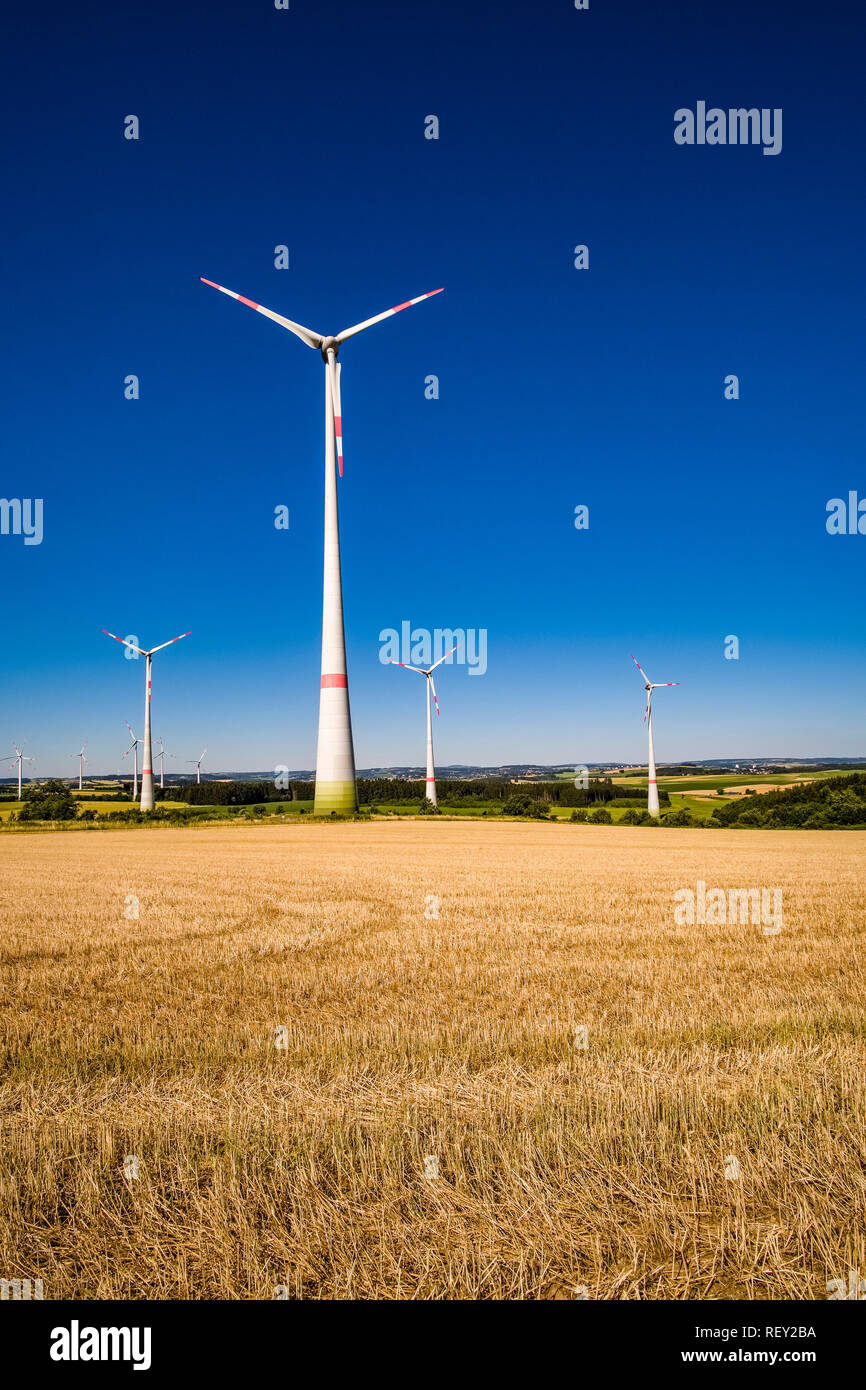 Einige Windkraftanlagen in landwirtschaftliche Landschaft Stockfoto
