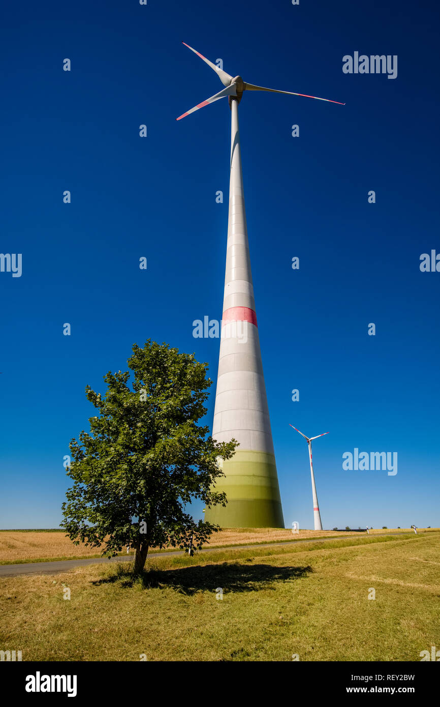 Einige Windkraftanlagen in landwirtschaftliche Landschaft Stockfoto