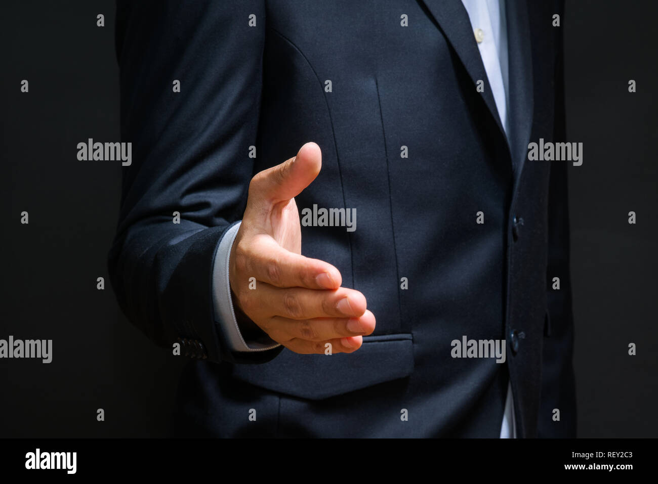 Business Partnerschaft treffen Konzept. Geschäftsmann Handshake. Erfolgreiche Geschäftsleute handshaking nach guter Deal. Horizontale, verschwommenen Hintergrund Stockfoto