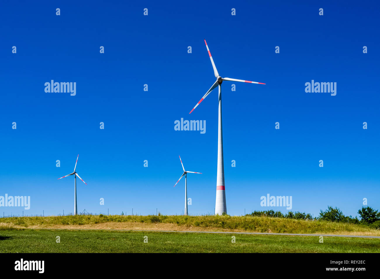 Einige Windkraftanlagen in landwirtschaftliche Landschaft Stockfoto