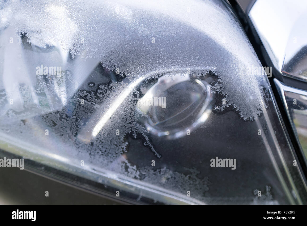 Autoscheinwerfer in Frost am frühen Herbstmorgen abgedeckt. Erreicht die Temperatur im Winter fallen, Eiskristalle Stockfoto