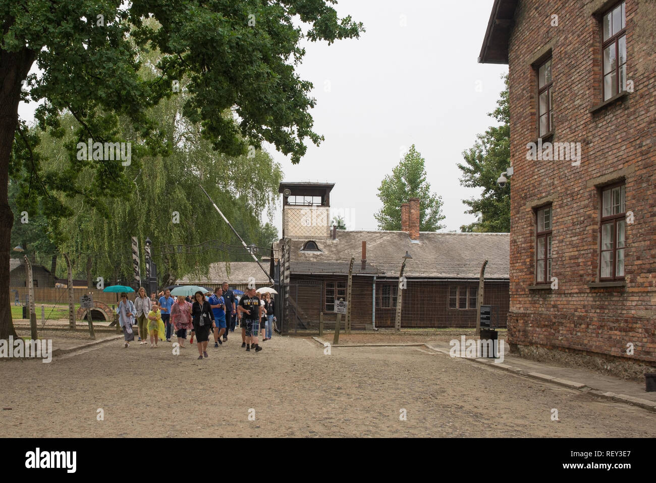 Oswiecim, Polen - 11. Juli 2018. Besucher in einer Reisegruppe im KZ Auschwitz Stockfoto