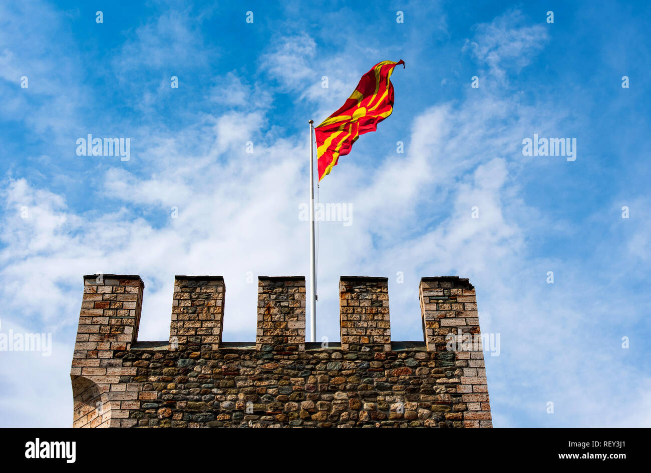 Republik Mazedonien Fahne winken in den blauen Himmel Stockfoto