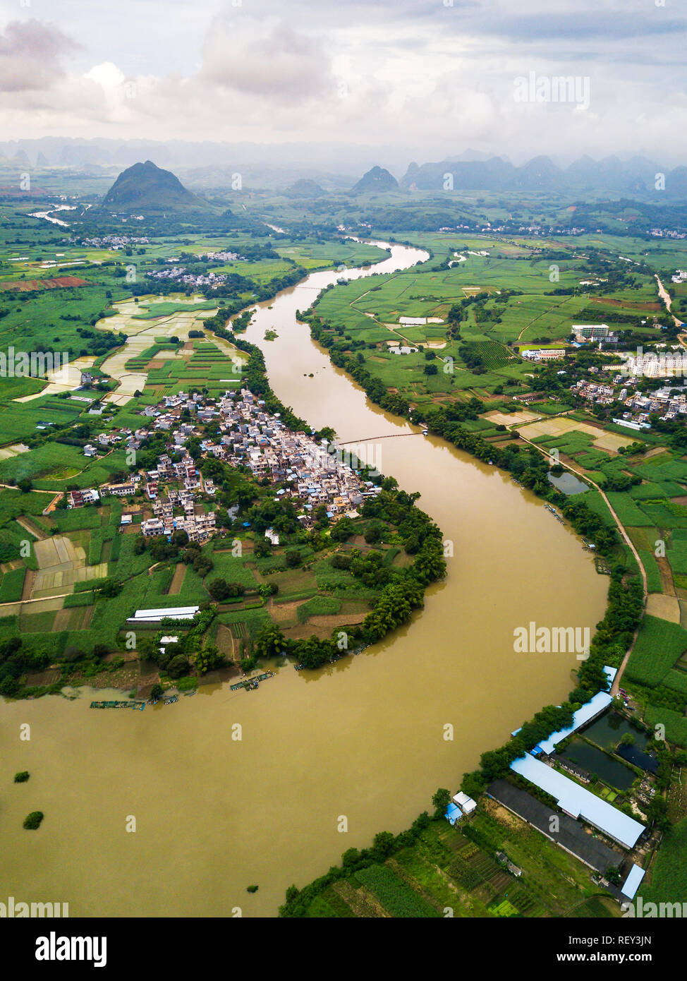 Atemberaubende Landschaft der Reisfelder durch Fluss in Guangxi Provinz geteilt, China Stockfoto