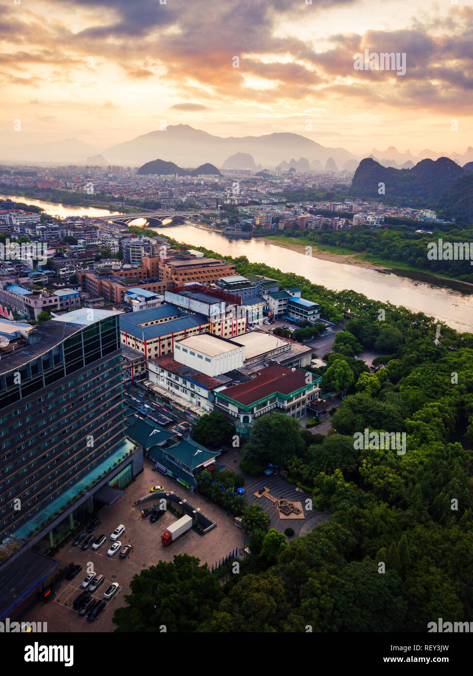 Schönen Sonnenaufgang über Li-fluss in Guilin, China Luftaufnahme Stockfoto