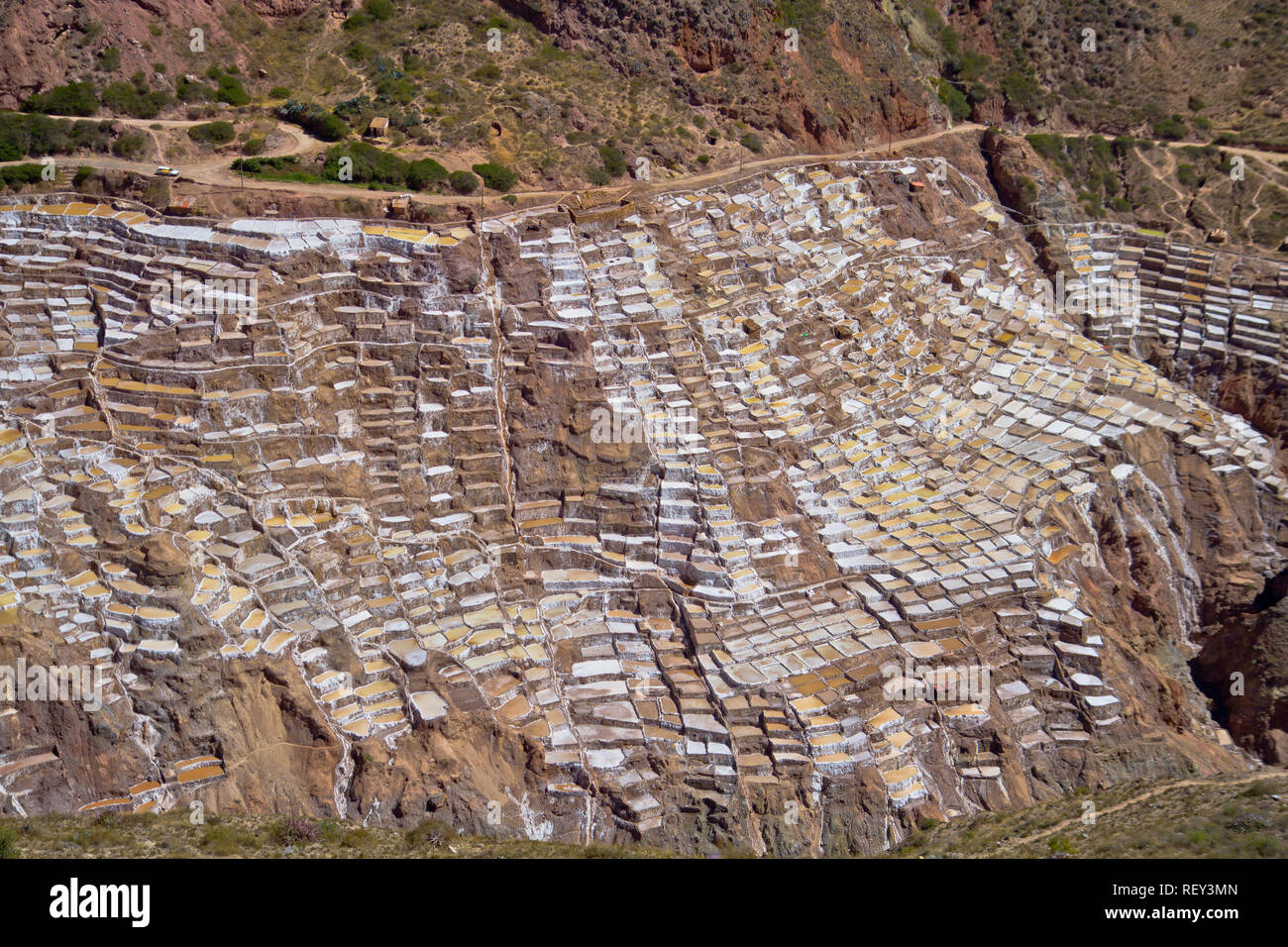 Salinen von Maras. Seit Vor-Inka Zeiten, Salz hat in Maras durch Verdampfen salziges Wasser von einem lokalen unterirdischen Strom gewonnen. Stockfoto
