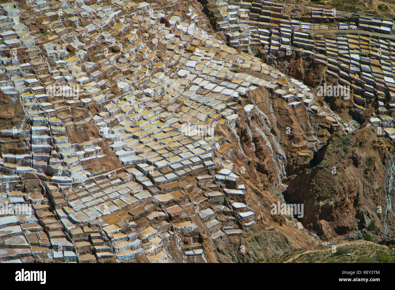 Salinen von Maras. Seit Vor-Inka Zeiten, Salz hat in Maras durch Verdampfen salziges Wasser von einem lokalen unterirdischen Strom gewonnen. Stockfoto
