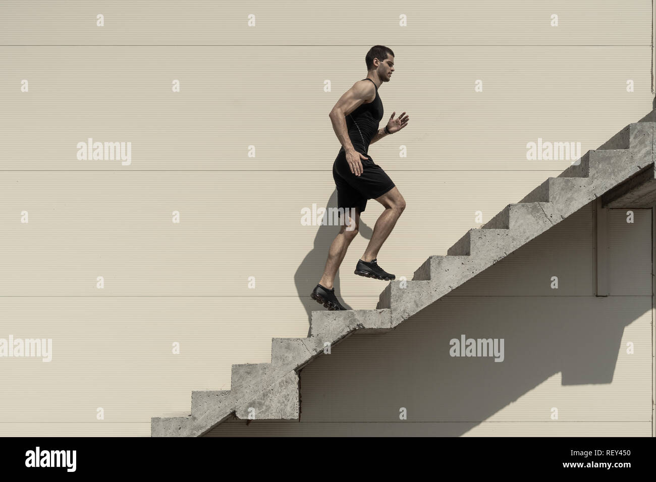 Ambitionen Konzept mit Sportler beim Treppensteigen, laufen. Stockfoto