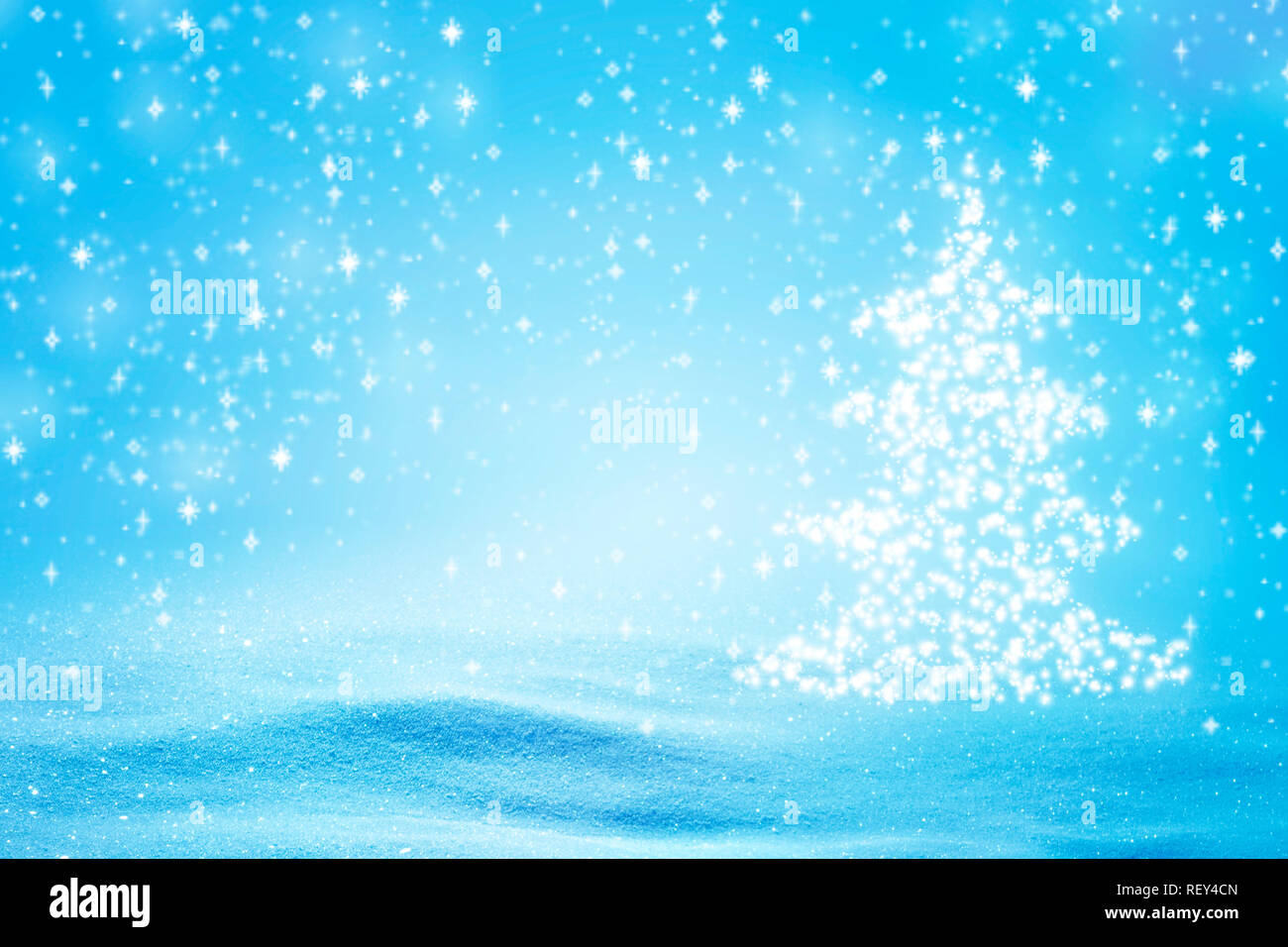 Natürliche sonnige Schneeverwehungen Hintergrund mit abstrakter Weihnachtsbaum aus Schneeflocken. Stockfoto