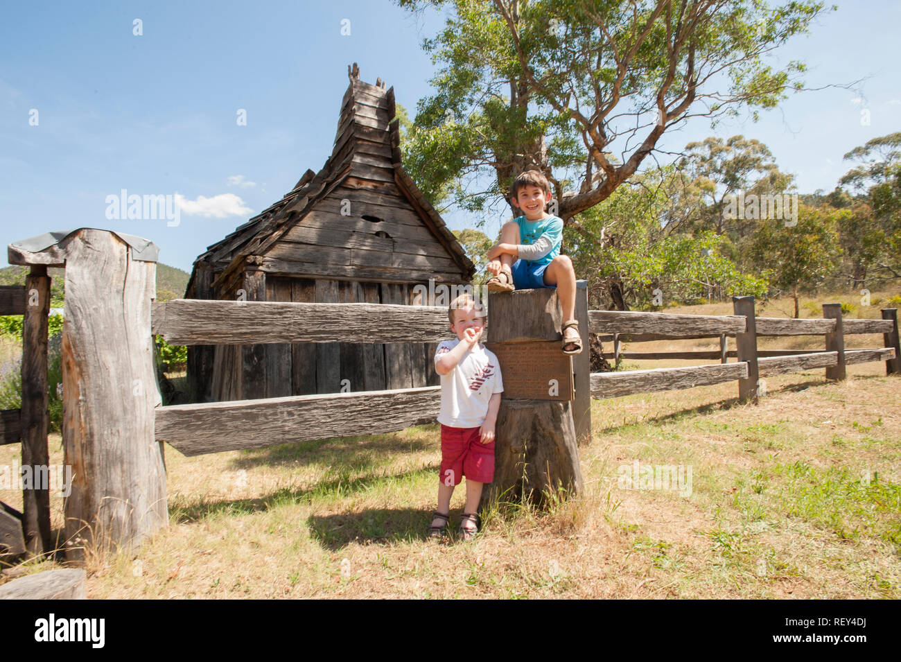 Zwei Jungs in der historischen Schule Haus, Suggan Buggan, Victoria, Australien Stockfoto