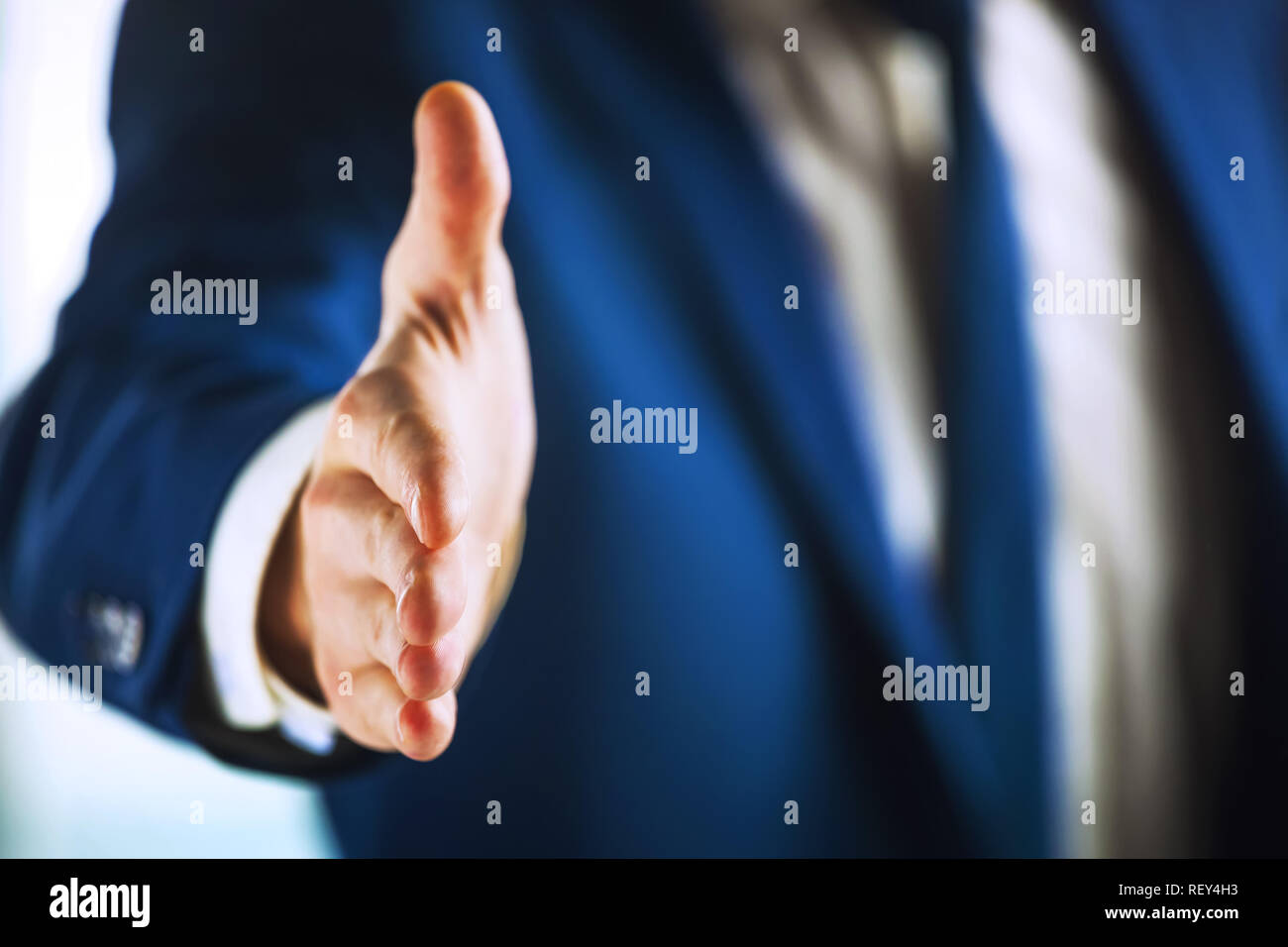 7/8 shot der Mann mit der Hand zu Handshake erweitert. Stockfoto