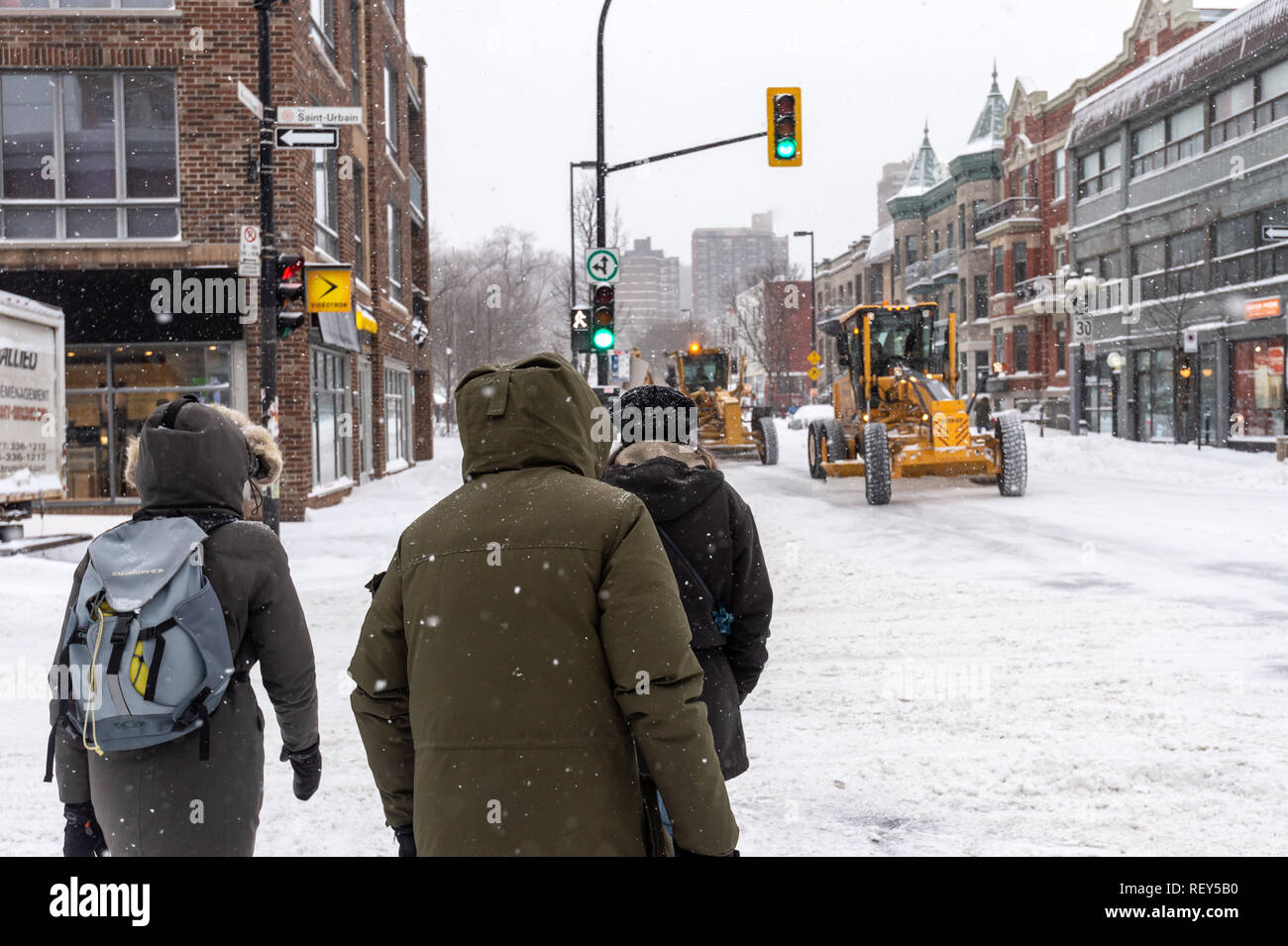 Montreal, Kanada - 20. Januar 2019: Fußgänger gehen auf Mont-Royal Avenue bei Schnee Sturm Stockfoto