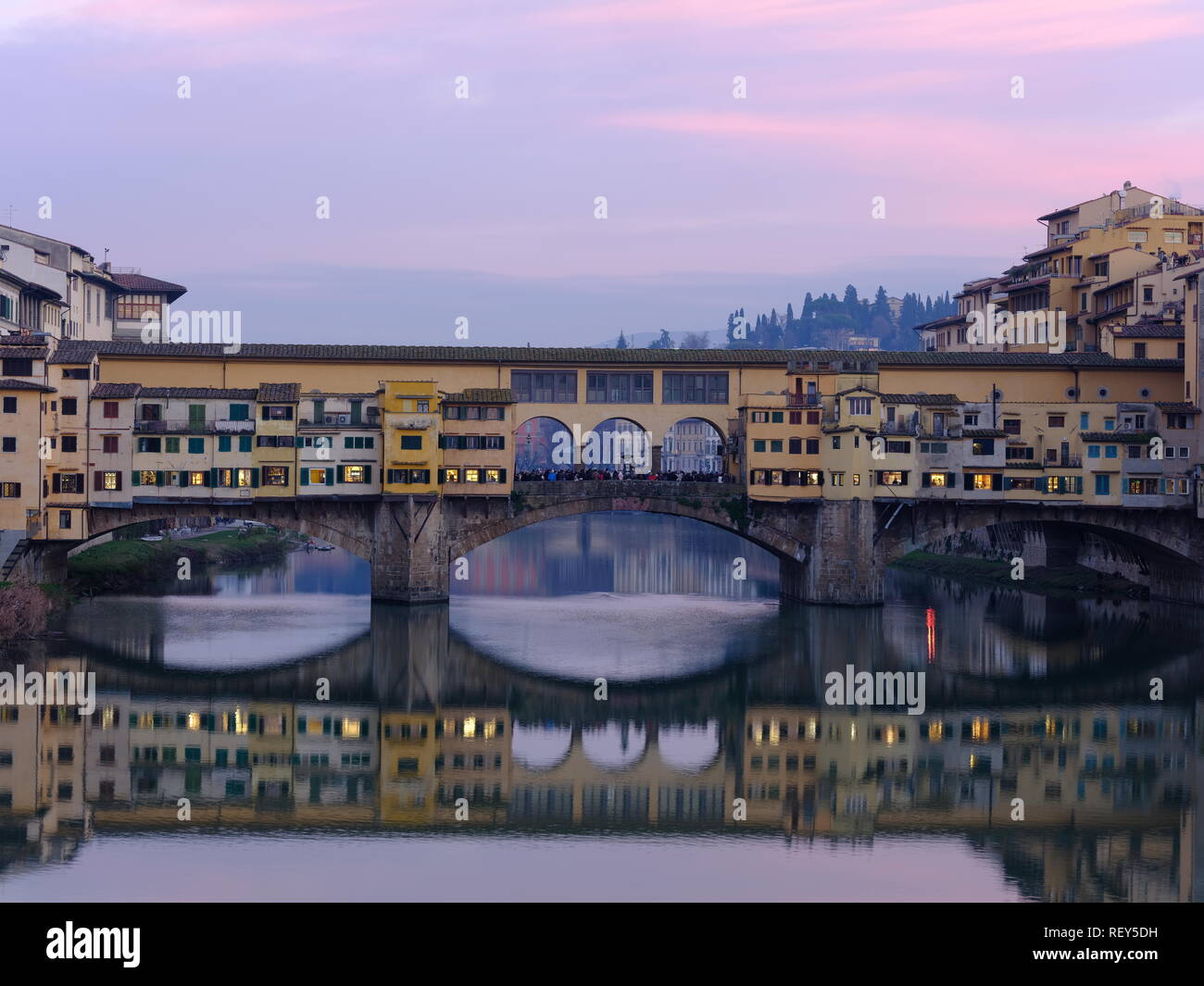 Ponte Vecchio Florenz Italien Blick entlang des Flusses Arno Stockfoto