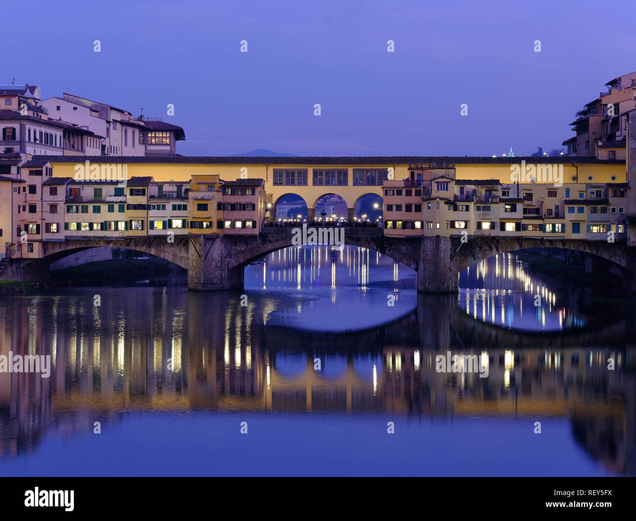 Ponte Vecchio Florenz Italien Blick entlang des Flusses Arno Stockfoto