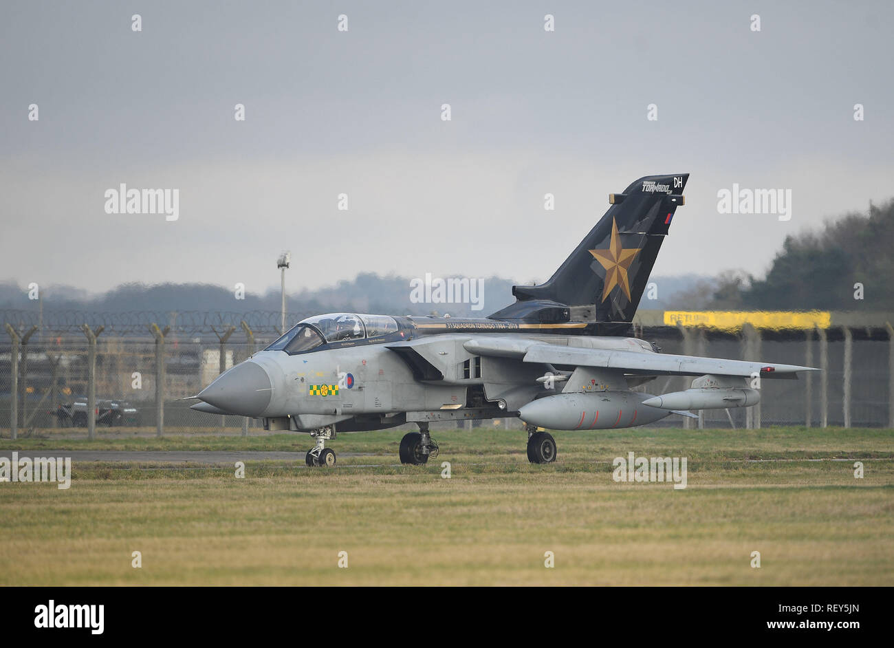 Eine der drei RAF Tornado GR4 Flugzeug mit einer speziell lackiert Lackierung ihrer Pensionierung vom Dienst zu gedenken, zieht aus RAF Marham in Norfolk. Stockfoto