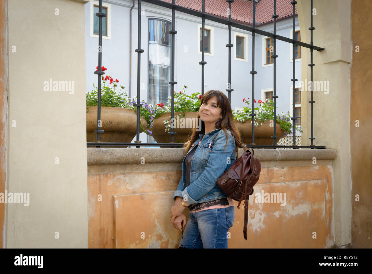 Ein tourist Girl posiert in der Prager Burg Stockfoto