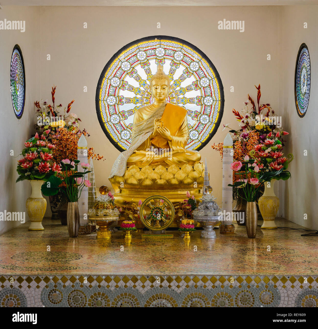 Schöne und ruhige Buddha im Wat Pha Sorn Kaew in Phetchabun, Thailand Stockfoto