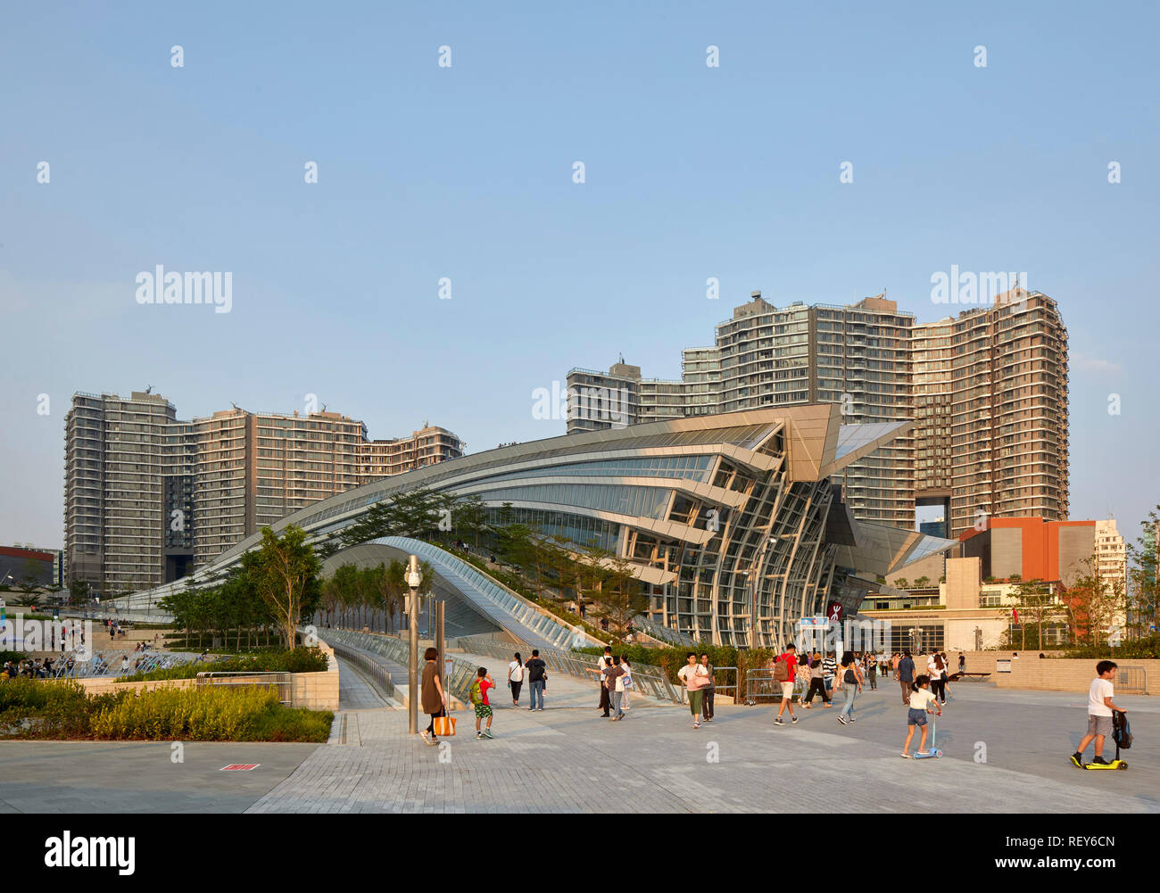 Insgesamt Seitenansicht am späten Nachmittag. West Bahnhof Kowloon, Hong Kong, China. Architekt: Andrew Bromberg Aedas, 2018. Stockfoto