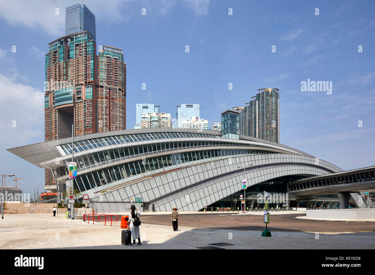 Ansicht von der Seite nähern. West Bahnhof Kowloon, Hong Kong, China. Architekt: Andrew Bromberg Aedas, 2018. Stockfoto