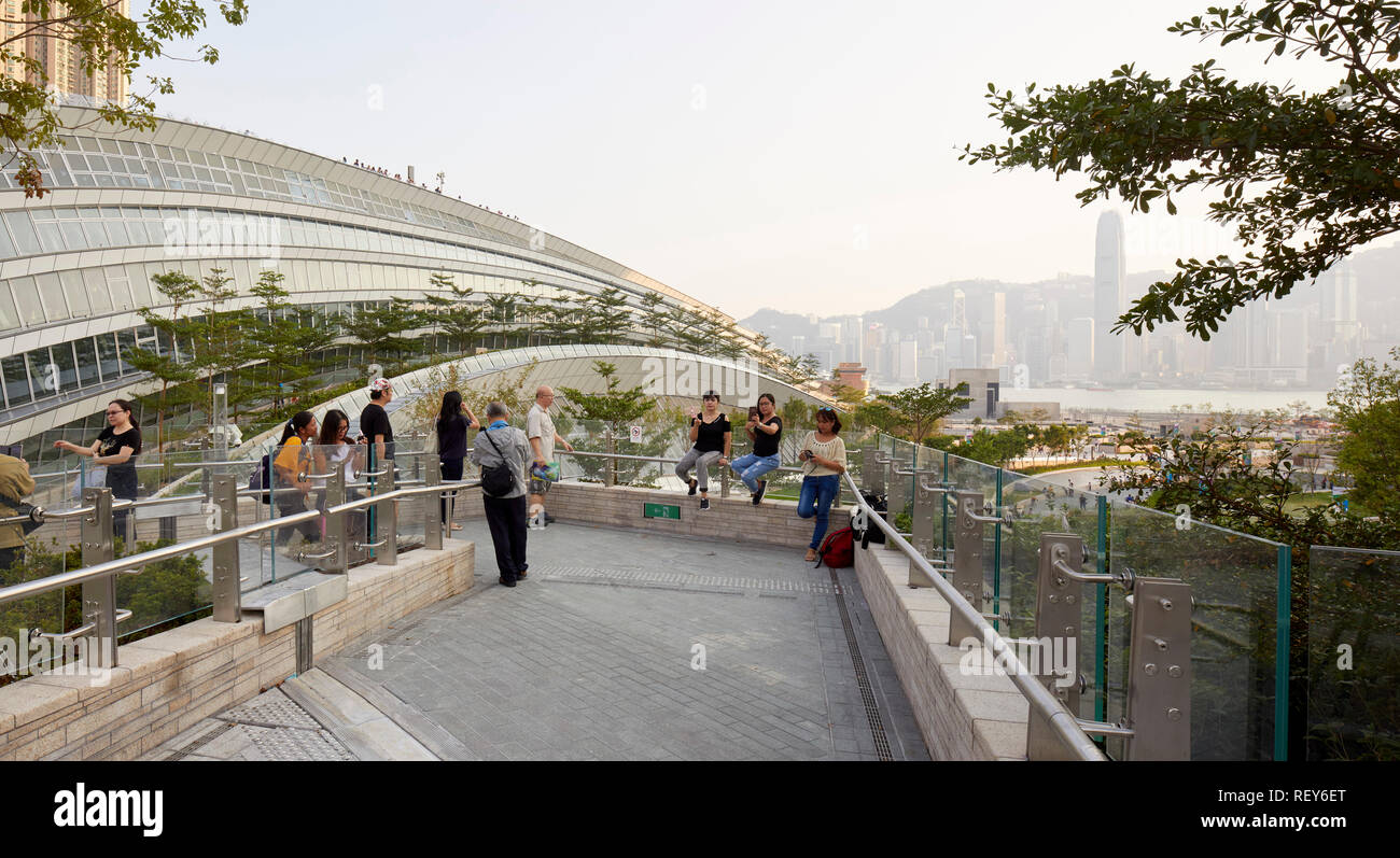 Öffentliche Gehwege. West Bahnhof Kowloon, Hong Kong, China. Architekt: Andrew Bromberg Aedas, 2018. Stockfoto