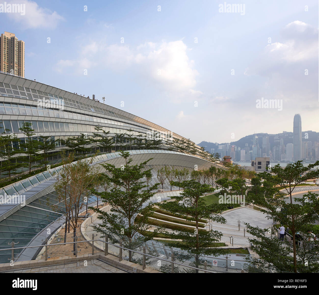 Öffentliche Gehweg über Station Dach. West Bahnhof Kowloon, Hong Kong, China. Architekt: Andrew Bromberg Aedas, 2018. Stockfoto