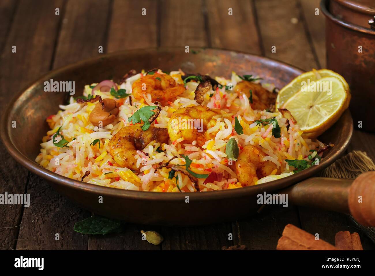 Garnelen (Crevetten) Biryani schließen bis auf hölzernen Hintergrund Stockfoto