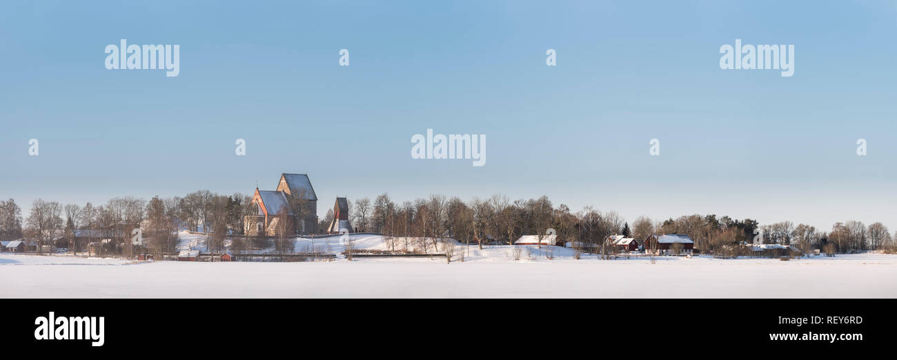 Panorama der Altstadt (Gamla Uppsala Uppsala) Landschaft und Kirche im Winter. Uppsala, Schweden. Skandinavien. Stockfoto