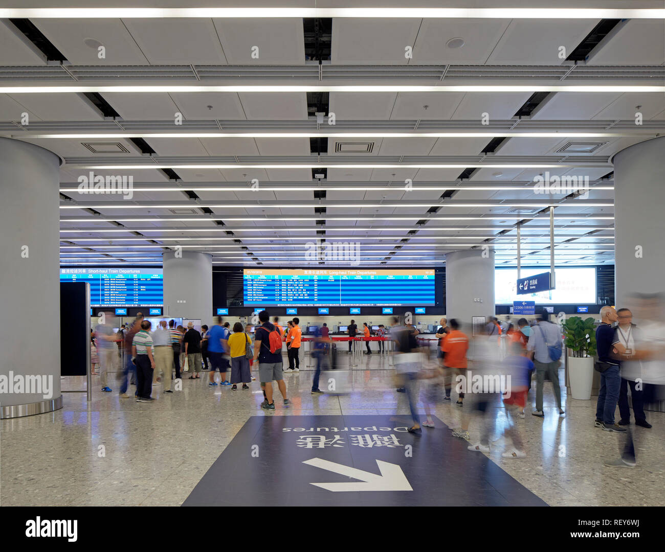 Ticketing Bereich. West Bahnhof Kowloon, Hong Kong, China. Architekt: Andrew Bromberg Aedas, 2018. Stockfoto