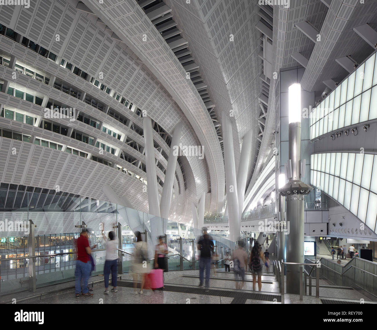 Innenansicht um Haupteingang. West Bahnhof Kowloon, Hong Kong, China. Architekt: Andrew Bromberg Aedas, 2018. Stockfoto